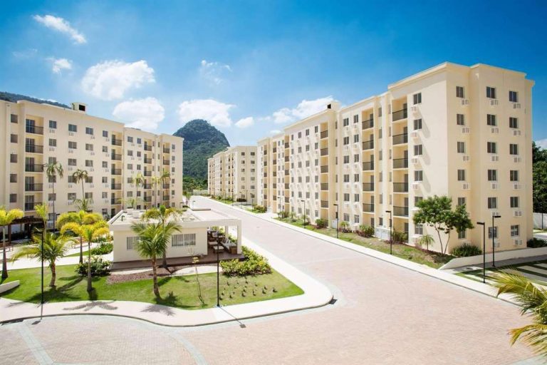 Condominio Verdant Valley : 6 blocos, 426 unidades, ocupação aproximada: 1800 pessoas.     Clube com 19.000 m², com piscinas, salões de festas, churrasqueiras,campo de futebol, quadras esportivas, saunas, hidro.  Localização: Jacarepaguá.